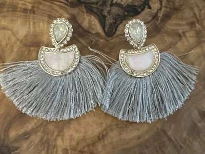 Pendientes Fanfarria Nácar Auténticos Joyería Premier Designs Foto 1 de 4