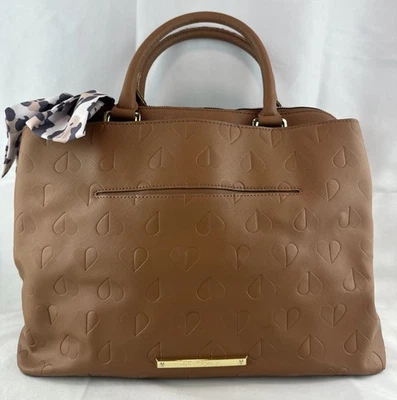 Bolso de Mano Cartera Grande Betsey Johnson Corazón Repujado Marrón Triple Compartimento Foto 1 de 4