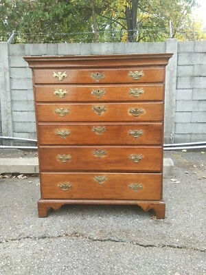 Pecho alto americano temprano 46,5" 6 cajones Chippendale posiblemente Rhode Island Foto 1 de 4