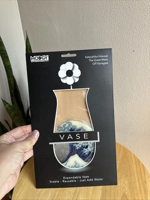 Modgy Expandable Vase NEW Katsushika Hokusai The Great Wave Off Kanagwa - Image 1 of 4