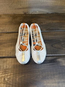 Zapatos planos sin cordones DKNY de cuero blanco y plateado para mujer talla 7,5 - Imagen 1 de 7