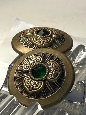 Par de botones Art Nouveau de latón martillado y grabado con centro de vidrio verde facetado  Foto 1 de 4