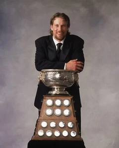 Foto de hockey Peter Forsberg Art Ross Trophy Pose Colorado Avalanche 8x10 NHL - Imagen 1 de 1