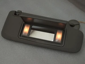 Opel Insignia A Sonnenblende Vorne Rechts mit Beleuchtung 22800044 - Bild 1 von 4