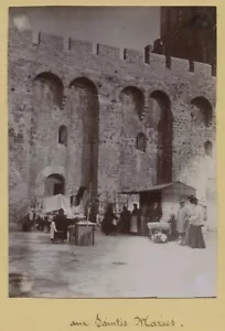 Marchands d'articles religieux aux Saintes-Maries-de-la-Mer. Citrate circa 1900. - Foto 1 di 2