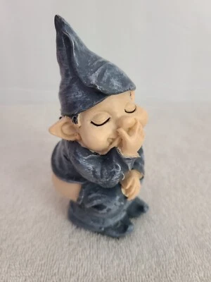 Figura de gnomo de jardín travieso de resina sosteniendo nariz apestoso trasero expuesto divertido  Foto 1 de 4