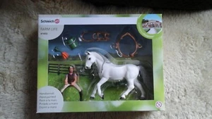  Schleich 41433 Farm Life Pferd mit Reiter Lipizzaner Stute Horse  NEU  - Bild 1 von 2