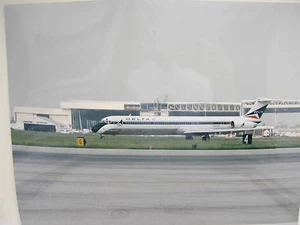 DELTA AIR LINES - MD 88 - ON THE TAXI WAY - COLOR PHOTO 8 X 10 - - Picture 1 of 1