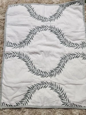 Funda de almohada Charter Club Grayson bordada gris blanca estándar falsa Foto 1 de 4