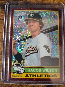 2025 Topps Heritage Jacob Wilson Cromo Borgogna Scintillante Rifrattore Rookie #15 - Foto 1 di 2