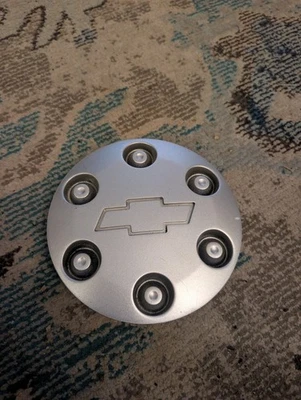 Оригинальный серебристый центральный колпак для Chevrolet Colorado 2004–2009 годов выпуска 9593979. - Изображение 1 из 4