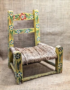 Vintage KINDER MEXIKANISCHER STUHL ~ bunte Volkskunst bemaltes Holz mit Bastsitz - Bild 1 von 11