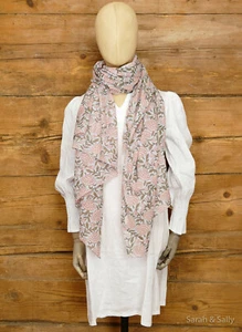 IND-299 Sarah & Sally Bio-Baumwollschal Hellgrau mit rosa Blumenmuster