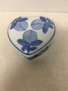Portagioie cinese in porcellana blu e bianca a forma di cuore - Foto 1 di 6