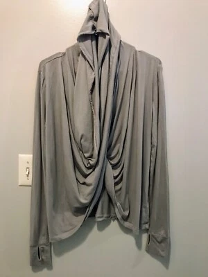 Cárdigan gris Fabletics envolvente con agujeros para los pulgares y bufanda talla pequeña Foto 1 de 4