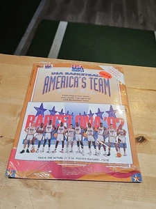 NUOVO 1992 USA Basketball America's Team Barcelona poster libro 22x34 sigillato ¿ - Foto 1 di 2
