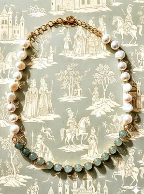 Collar y pendientes llamativos de perlas barrocas blancas y de jade verde natural  Foto 1 de 4