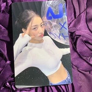 Cartolina fotografica JIHYO TWICE Forest Beauty Celeb K-pop ragazza palloncino blu - Foto 1 di 2