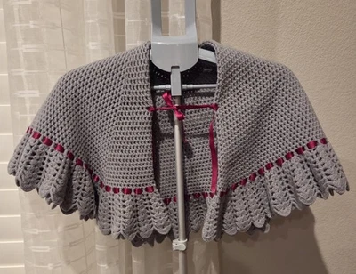 Mantón de ganchillo vintage capelet hecho a mano por A. Tacchini cinta magenta gris Foto 1 de 4