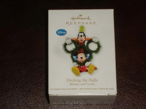 ORNAMENTO SEGNO DISTINTIVO 2011 DISNEY Decking the Halls Topolino e Pippo NUOVO - Foto 1 di 2
