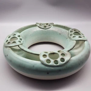 Jarrón anillo rana cerámica artística Lee Davis Studio, firmado, gris mate-verde, grande 10" - Imagen 1 de 12