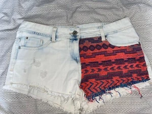 Shorts with a colourful pattern on one side - Picture 1 of 2