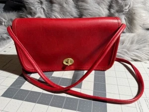Bandolera Coach Dinky vintage en cuero curtido con guante rojo, años 70 hecha en Nueva York - Imagen 1 de 18