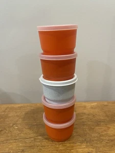 Vier Tupperware 1229 Snackbecher 4 Unzen mit 297 transparenten Deckeln, einer mit weißem Deckel - Bild 1 von 6