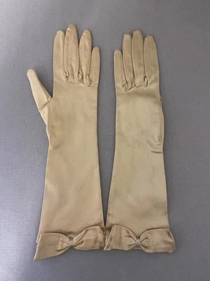 Luvas de noite vintage cetim pêssego acima do comprimento do pulso detalhe de arco tamanho 6.5 - Imagem 1 de 4