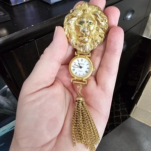 1980s LION HEAD PENDANT WATCH Brooch Tassel GREEN Eyes NEW BATTERY Gold Tone - Picture 1 of 24