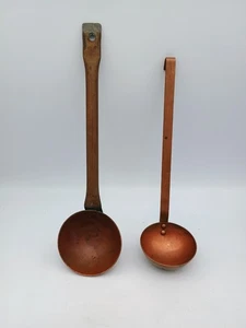 Mestolo e cucchiaio vintage in rame con manico rivettato, lotto di 2 - Foto 1 di 15