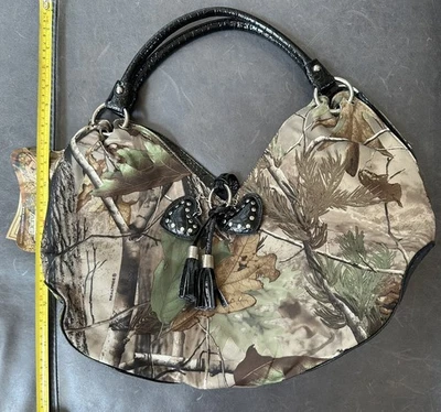 Nuevo con etiquetas Bolso Realtree Para Mujer Marrón Verde Camuflaje Moda Bolso en Forma de Corazón Foto 1 de 4