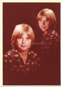 FOUND FAMILY PHOTO Vintage ORIGINAL Vernacular   LIFE Color OWL 51 44 Y - Picture 1 of 1