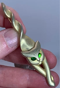 Cat Textured Green Rhinestone Twisted Tail AJC Vintage Gold Brooch M-3540* - Picture 1 of 6