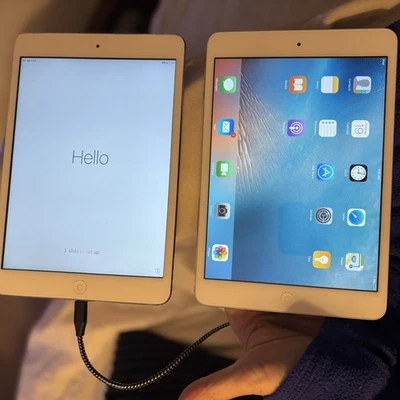 Lot (2) iPad Mini 1st Generation Silver  Space Gray 16 GB Unlocked And Locked - Image 1 of 4