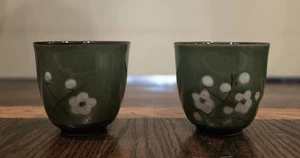 Juego de 2 tazas de té de vino de arroz verde floral cerámica - Imagen 1 de 7