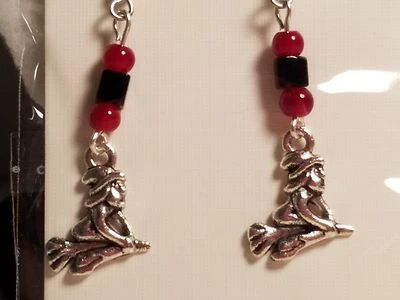 Pendientes de moda bruja con cuentas de vidrio tono plata, rojo y negro - Joyería de Halloween Foto 1 de 3