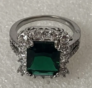 Vintage Simulated Green Emerald Silver Tone Size 8 Ring - Picture 1 of 6