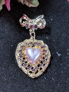 Broche prendedor colgante de amor con arco y corazón de piedra amatista de colección - Imagen 1 de 15