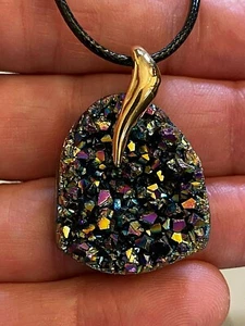 Collar Colgante Titanio Arco Iris Aura Cuarzo Cristal Druso Piedras Preciosas Espécimen002 - Imagen 1 de 8
