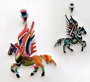 PEGASUS HANDGEFERTIGTER ANHÄNGER IN TÜRKIS/MEHRFARBIGER INLAY IN 0,925 SILBER - Bild 1 von 3