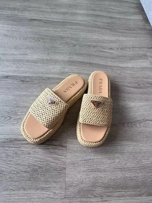 Diapositivas planas de ganchillo Prada Foto 1 de 3