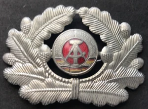 Alemania Oriental RDA NVA PROFESIONAL BOMBERO OFICIAL DE BOMBEROS SOMBRERO INSIGNIA - Imagen 1 de 2