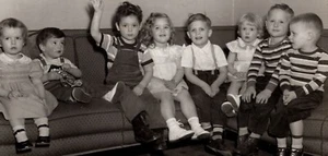 Fotografia vintage anni 60 simpatici bambini seduti sul divano moderno metà secolo - Foto 1 di 2