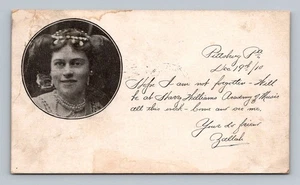 Postal PA Pittsburg Pennsylvania Saludo Bien Vestida Dama Retrato Joyería - Imagen 1 de 2