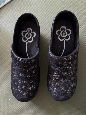 Zuecos de gamuza estampados Sanita 'Professional Plesin' en negro/plateado. Mujer 37  Foto 1 de 4