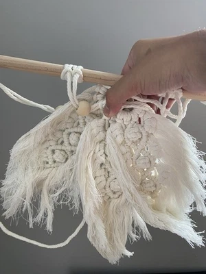 Colgante de pared de macramé hecho a mano con varilla de madera Foto 1 de 2