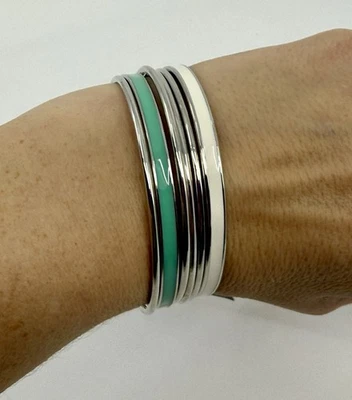 2 pulseras brazalete The Limited tono plata con incrustaciones verdes y blancas nuevas con etiquetas Foto 1 de 4