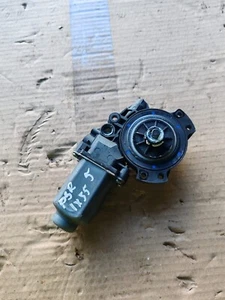 MOTOR VENTANA TRASERO IZQUIERDO LADO PASAJERO HYUNDAI IX35 2012 LADO CERCANO - Imagen 1 de 2