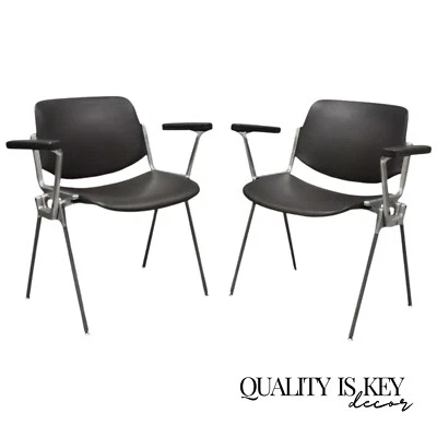 Sillones Giancarlo Piretti Castelli italianos de mediados de siglo modernos marrones - un par Foto 1 de 4